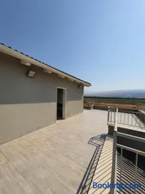 היחידה ליד הנחל עם הנוף לחרמון - Image 5