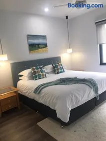 Gillys Guesthouse - Image 2