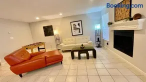 Rare to find 2 bedrooms 1 King bed & 2 Twins beds 2 bathrooms - Image 1
