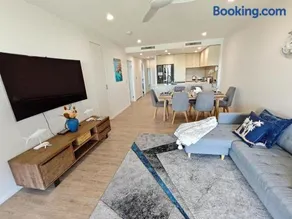 Luxury 3BR, 2BA Unit with Pool & BBQ in Gold Coast - Image 2