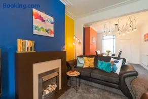 3 Bedroom Adom Home 4 Beds- 5 Mins to Hull Stadium- Close City Centre - Image 5