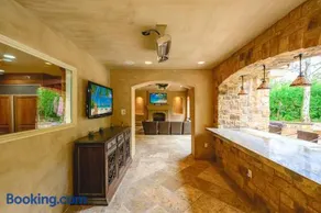 Luxury Villa w Pool Garden & Outdoor Lounge - Image 4