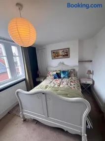 2 Bed Flat - Sleeps 4 - Wifi - Carpark - Image 2