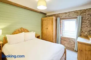 Host & Stay - West Barn - Image 3