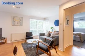 Modern 2 bed BroomPark/Central apt. with Parking - Image 2