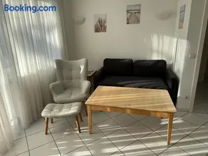 Ferienwohnung Möwe mit Balkon und einem Strandkorb im Sommer - Image 2