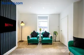 Comfortable 2 Bed Home in Batley - Sleeps 3 - Image 2
