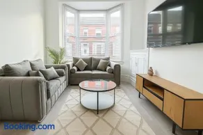 Quiet & Modern 3-Bed Home Near Beach & Marina - Image 2