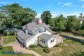 Beach house - 3BR Beach Gem - 30ft to Sand & Walk to Amusement Park - Image 1