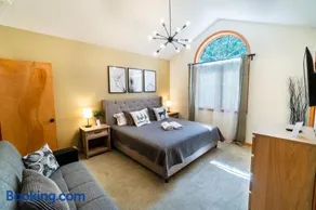 Serenity Falls - Stylish 4Bdr Mountain Retreat, Hot Tub, Pool - Image 4