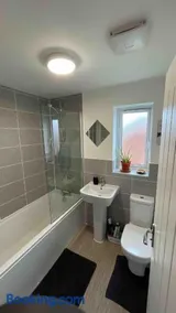 Private Double Room with Bathroom, Hot Tub & Free Parking - Image 5