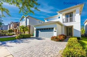 Comfy Modern House w Pool Perfect Location - Image 2