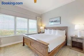 Gulf View Penthouse with Pools and Gym - Image 2