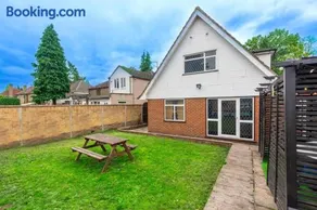 Heathrow 6B Home - Sleeps 12 Parking Garden WIFI - Image 1