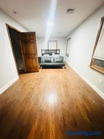 Cheerful 4-bedroom home with free parking - Image 4