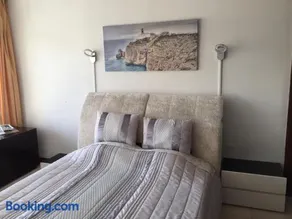 Appartement de vacances entièrement équipé avec internet haut débit | Vue ville | À côté de la plage - Image 3