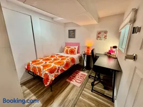 Private Room on the 1st Floor with Shared Bathroom near Airport and Downtown Seattte - Image 3