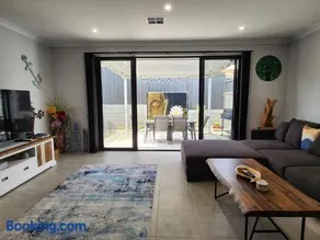 Minutes to the Beach! King Bed with TV, Spa Bath - Image 1