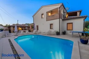 Villa Artist - Image 1