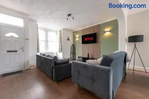 Comfortable 3BR House Pool Table, WiFi & Free Parking - Image 3