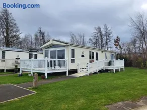 Elegant 2 Bedroom En-Suite Caravan with Bathtub near Edinburgh Seton Sands Holiday Village - Image 2