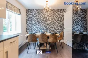 Last-Minute Escapes ! Summer Days l RTM Stay l 4 -Bed House By Finesse Stays Short Lets & Serviced Accommodation Wakefield With Parking, Contractors - Image 5