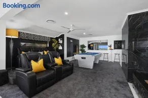 Bribie Island Waterfront Luxury Apartment - Image 4