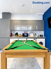 4BR Executive Accommodation with Private Parking Fast Wi-Fi - Image 5