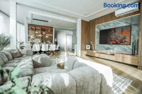 Riverside SPA Residence - Image 1