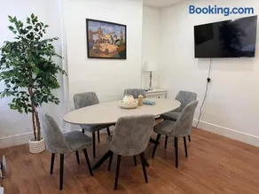 The Cosy Nest Modern - 3BR House - Sleeps 7 - Near City Centre - STARLINK Wi-fi - Image 2