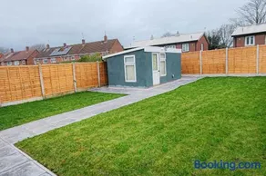 Aklass Luxury Stay - 4 BEDROOM HOUSE, WOLVERHAMPTON - Image 2
