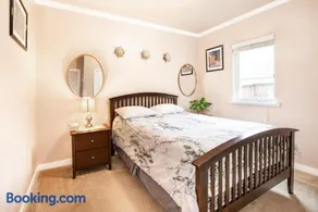 Spacious 3 bedroom 2 bath Seattle Home - Image 2