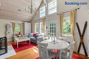Waterfront lodge on 24 acres with patio & fireplace - Image 3