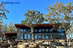 Luxury Lakeview Retreat - Image 4