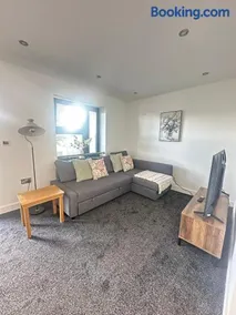 Newly refurbished 2-bedroom apartment with balcony & Free Parking - Image 2