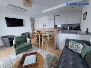Chic & Cozy Lake View Apartment - Image 1