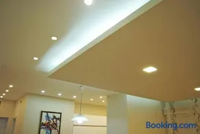 Square Studio Apartment - Image 5