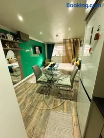 Studio Flat - Image 5