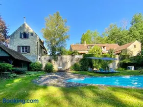 Propriété bucolique avec deux maisons, une piscine chauffée et un vaste verger - Image 1