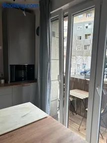 Piso Deluxe con Balcón Cerca del Casco Viejo - Image 4