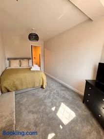 5 Bed Contractor & Family Stay Parking Sleep 8 - Image 3