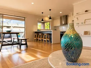 Stylish 4BR Lyndhurst Home Shops & Golf Nearby - Image 4