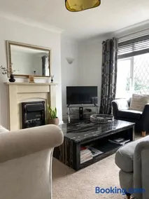 3-Bed Retreat Perfect Contractors & Leisure Stays Onsite Parking - Image 2