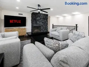 5BR Oasis with Pool, Arcade, Sauna - Image 2