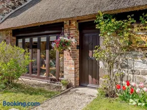 3 Bed in Coombe Keynes DC029 - Image 2