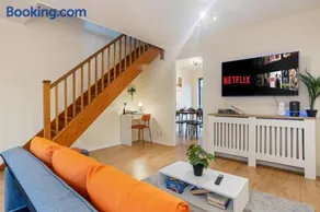 Premium Hideaway 2Bed Home with Garden Free Parking - Image 2