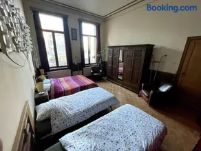 Spacy Room in Old Townhouse Relaxed Vibe with LATE Check-out! - Image 2