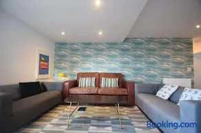 Flat 1 High Tide House, Mortehoe - beautifully designed ground floor flat with sea views and garden - Image 2