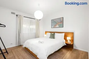 Bullion Bungalow - Stylish, Secure 3 Bed Stay - Image 1