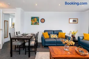 Lovely 3-bedroom flat with free parking - Image 3